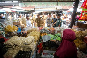 Penjabat Wali Kota Mojokerto Memastikan Ketersediaan dan Keamanan Pangan Jelang Idul Fitri