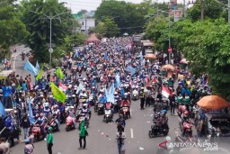 Demo UU Cipta Kerja di Surabaya Ricuh, Massa Rusak Pagar Grahadi