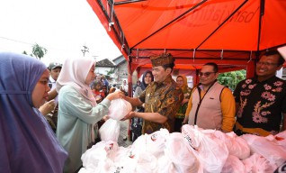 Pemkab Pasuruan Tindak Lanjut Bencana Banjir dengan Penyaluran Bantuan Pangan dan Pasar Murah untuk Warga Terdampak