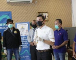 Anggota DPR RI Kadafi Bagi Sembako dan Alkes Lintas Agama