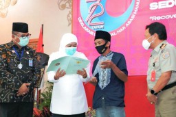 Gubernur Jatim Serahkan  239 Sertifikat Tanah kepada Pengungsi Sampang