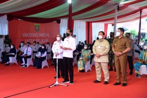 Presiden Jokowi Tinjau Vaksinasi Pelajar di Samarinda