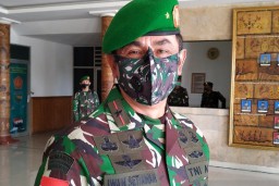 Belanja di Warung,  Anggota TNI AD Ditembak KKB