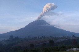 Gunung Sinabung Semburkan Abu Vulkanik dengan Tinggi 700 Meter
