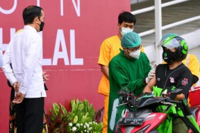 Jokowi: Vaksinasi Massal Harus Tembus 1 Juta per Hari