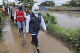 Gubernur Jawa Timur Ajak Masyarakat untuk Tidak Buang Sampah di Sungai