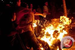 Demonstran Bakar Diri di Depan Gedung Parlemen