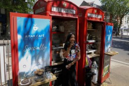 Dua boks Telepon Umum jadi Warkop