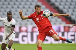 Lumat  Eintracht Frankfurt, Muenchen Kokoh di Puncak