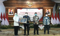 Jawa Timur serahkan Bantuan Subsidi Upah dan Piala Paritrana