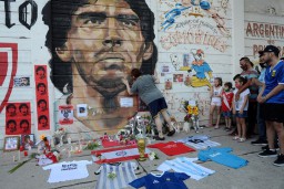 Presiden Napoli Pertimbangkan Nama Maradona untuk Stadion