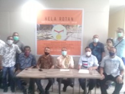 Hela Rotan Raih Penghargaan Rekor MURI