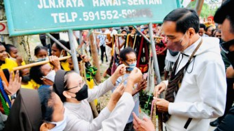 Saat Presiden Beli Noken di Pinggir Jalan dari Mama-Mama