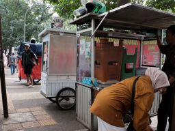 Satpol PP Tertibkan PKL di Kawasan Jalan Banda Bandung, Tegaskan Komitmen Penataan Ruang Publik