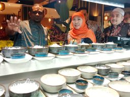 Khofifah Resmikan Me’nate Steak & Seafood, Tambah Referensi Kuliner Halal di Surabaya