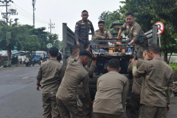 Pemkot Surabaya Tertibkan PKL dan Bangunan Liar di Dua Titik Kota