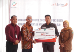 Dorong Peningkatan Kualitas Hidup Masyarakat, Bank Jatim Serahkan CSR Jamban Sehat ke Pemkab Sidoarjo