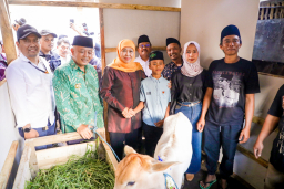 Demi Cita-Cita Seorang Anak Dusun, Gubernur Khofifah Hadiahkan Sepasang Anak Sapi