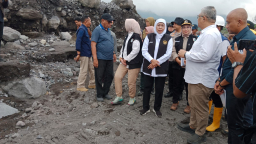 Gubernur Khofifah Tinjau Perbaikan Tanggul Bondeli di Lumajang