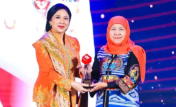 Khofifah Raih Penghargaan atas Dedikasi Sosial di Jawa Timur