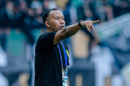 Uston Nawawi Resmi Pimpin Persebaya hingga Akhir Musim, Usai Munster Terkena Kartu Merah