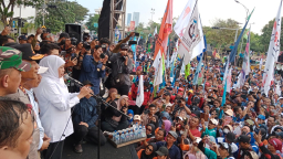 Gubernur Khofifah Sambut Langsung Ribuan Buruh di Hari Buruh Internasional