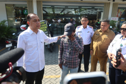 "Wali Kota Surabaya Ngamuk! Tangkap Tangan Jukir Liar di Depan Toko Modern"