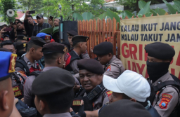 Aparat Tembus Blokade Ormas, Rumah Pensiunan Jenderal AL Akhirnya Dieksekusi