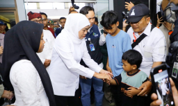 Tangis Duka di Ketapang: Gubernur Khofifah Serahkan Santunan Korban KMP Tunu Pratama Jaya