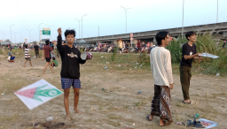 Ratusan Layangan Menari di Langit Sidoarjo: Ritual Sore di Pintu Tol Tambak Sumur
