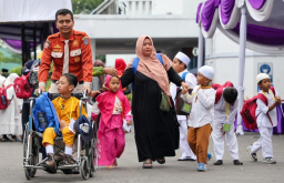 Ribuan Senyum di Balai Kota: Surabaya Peluk Anak-anak Yatim di Bulan Asyura