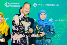Jatim Raih Peringkat Pertama Nasional Implementasi Industri Hijau, Khofifah Terima Penghargaan di AIGIS 2025