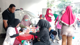 Warga Paguyuban Gang Palem Babatan Semarakkan HUT ke-80 RI dengan Semangat Kebersamaan dan Kesehatan