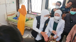 KLB Campak di Sumenep: Khofifah Tinjau Pasien, Vaksinasi Massal Jadi Jalan Keluar