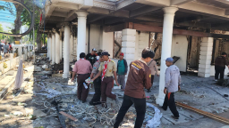 Pramuka Jatim Turun Gunung Bersihkan Grahadi Pasca Aksi Rusuh