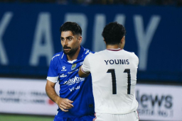 Frans Putros Jatuh Hati pada Jersey Biru: Warna Baru, Semangat Baru di PERSIB