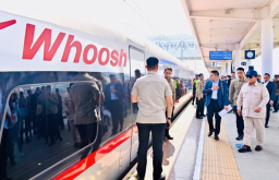 Presiden Prabowo Naik Whoosh dari Padalarang: Ramah Menyapa Warga, Simbol Transportasi Modern Indonesia