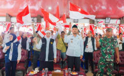 Khofifah Ajak Warga Jatim Kibarkan Merah Putih Sebulan Penuh