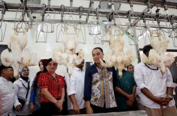 Surabaya Resmikan RPHU Modern, Cak Eri Pastikan Pasar Lebih Bersih dan Produk Unggas Terjamin Halal