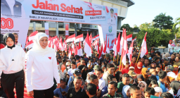 Khofifah Tegaskan Sekolah Negeri Jatim Bebas Pungli, Puluhan Ribu Guru dan Murid Jalan Sehat di Kediri