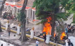 Surabaya Memanas: Demo Solidaritas Ojol di Depan Grahadi Berakhir Ricuh, 23 Motor Hangus Terbakar