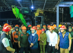 Khofifah Turun Tangan, Evakuasi Korban Ambruknya Musholla Ponpes Al-Khoziny Dikebut Siang Malam