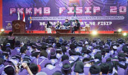 FISIP Untag Surabaya Cetak Generasi Patriotik Lewat PKKMB 2025