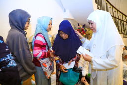 Khofifah Serahkan Santunan ke Korban Kebakaran Jemur Wonosari, Pastikan Ganti Tabungan Musisi Jalanan yang Hangus Terbak