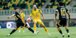 Persebaya Curi Poin di Markas Dewa United, Drama Penalti Selamatkan Green Force