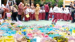 Jaga Harga Tomat, Gubernur Khofifah Bagikan Tomat Segar ke Siswa SD Surabaya