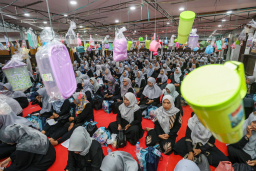 Ribuan Ibu PKK Surabaya Padati Convention Hall, Rayakan Maulid Nabi dengan Tradisi “Brayakan”