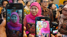 "Khofifah Luncurkan Logo HUT ke-80 Jatim di Jatim Fest 2025: Tumbuh, Tangguh, dan Berdaya Saing