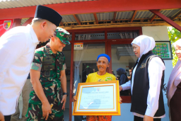 80 Tahun TNI, Khofifah Tegaskan: Rakyat Adalah Kekuatan TNI