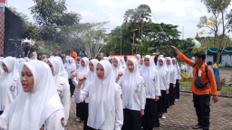 Khofifah Ajak Santri Jaga Kemerdekaan dan Peradaban Bangsa di Hari Santri 2025